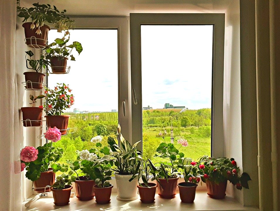 подставка на окно угловая металлическая с ножками. Фото N15